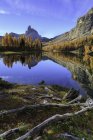 Federa lake, Cortina d 'Ampezzo, Becco di Mezzodi mount, Dolomiti Ampezzane, Veneto, Itália — Fotografia de Stock