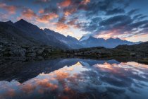 Alba da uno dei tanti laghi nei pressi del rifugio Mandrone, Valle di Genova, Parco Naturale Adamello Brenta, Trentino-Alto Adige — Foto stock