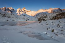 Die ersten Lichter eines winterlichen sunrisenero-sees, adamello brenta naturpark, trentino-alto adige, italien — Stockfoto