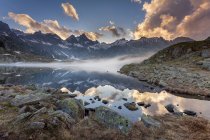 Um pôr do sol no lago Negro no parque natural Adamello-Brenta, lago Nero, parque natural Adamello Brenta, Trentino-Alto Adige, Itália — Fotografia de Stock