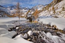 El comienzo del invierno a la llanura del Valasco, Alpi Marittime Natural Park, Valle de Gesso, Piamonte, Italia - foto de stock
