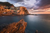 Paesaggio urbano al tramonto, Manarola, Parco Nazionale delle Cinque Terre, Liguria, Italia — Foto stock