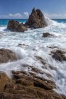 Onde che si infrangono sulle rocce di Framura in un pomeriggio all'inizio dell'estate, Deiva Marina, Liguria, Italia — Foto stock