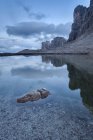 Сумерки у небольшого озера Пишиаду, группа Селла, Демидос, Трентино-Альто-Абед, Италия — стоковое фото