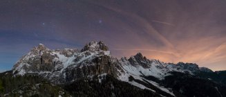La catena montuosa di San Sebastiano, Moschesin Tamer e Castello di notte, Dolomiti, Agordino, Veneto, Italia , — Foto stock