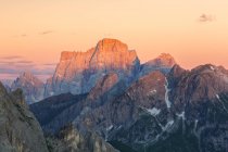 Monte Pelmo, también conocido como el trono de Dios, Dolomitas, Véneto, Italia - foto de stock