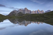 El pequeño lago de Caladora, no muy lejos del paso de Valles, con la Pale di San Martino (grupo Pala), Dolomitas, Trentino-Alto Adigio, Italia - foto de stock
