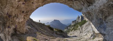 Caverna natural no Sasso di Scarnia, Dolomites, Belluno Dolomiti National Park, Vette Feltrine, Belluno Dolomites National Park, Dolomites, Veneto, Itália — Fotografia de Stock