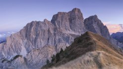 Puesta de sol otoñal hacia el Monte Pelmo desde la cima del Col de la Puina, Dolomitas, Véneto, Italia - foto de stock