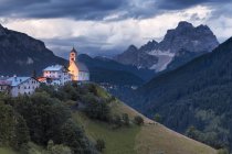 El pueblo de Colle Santa Lucia, Agordino, Dolomitas, Veneto, Italia - foto de stock