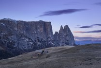 Caratteristici fienili di montagna con le cime dello Sciliar / Schlern sullo sfondo, Alpe di Siusi, Dolomiti, Trentino-Alto Adige, Italia — Foto stock