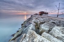 Vista do Casoni, a casa de stilt de pescadores no mar, Sottomarina di Chioggia, Veneto, itália — Fotografia de Stock