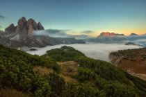 The Cadini of Misurina (Misurina's Cadini) and in the distance the Croda dei Toni illuminated by sunset, while in the valley is forming a dense fog. Autumnal panorama seen from Croda of Ciampoduro, near the Citt of Carpi Hut, Dolomites, Cadore — Stock Photo