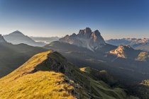 Vue vers le mont Pelmo depuis le Mondeval ou Corvo Alto. Seva di Cadore, vallée de la Fiorentina, Dolomites, Vénétie, Italie — Photo de stock