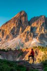 Un excursionista admira la salida del sol en Sass de Putia / Peitlerkofel, Passo delle Erbe, Dolomitas, Trentino-Alto Adige, Italia - foto de stock