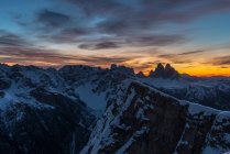 Aurora sur les Dolomites et la Tre Cime di Lavaredo, Piramide / Helltaler Schlechten, Dolomites, Trentin-Haut-Adige, Italie — Photo de stock