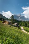 Kaserillalm / Almkaserne. Im Hintergrund die Gipfel der Geißel, Funes-Tal, Dolomiten, Trentino-Alto adige, Italien — Stockfoto