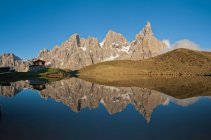 The mountaingroup of Pala di San Martino reflecting in the lake near Segantini Hut. From left Mulaz, Cima dei Bureloni, Cima Vezzana and Cimon della Pala, Passo Rolle, Dolomites, Trentino, Italy — Stock Photo