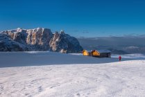 Esquí montañista en meseta Bullaccia / Puflatsch. En el fondo los picos de Sciliar / Schlern, Alpe di Siusi, Dolomites, Trentino-Alto Adige, Italia - foto de stock