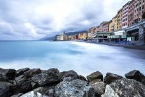 A praia de Camogli após a tempestade, Camogli, Paraíso golfo, Ligury, Itália, Europa — Fotografia de Stock
