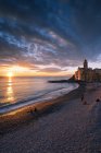 Puesta de sol sobre la orilla de Camogli, Camogli, golfo del Paraíso, Ligury, Italia, Europa - foto de stock