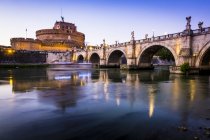 Roma, Lácio, Itália, Europa. Vista da Ponte Sant 'Angelo e Castel Sant' Angelo . — Fotografia de Stock