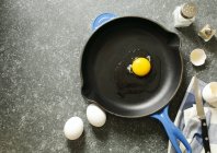 Raw chicken egg in a frying pan, top view — Stock Photo