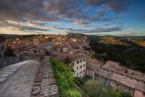Città e tramonto da Porta Pesa scalini, Perugia, Umbria, Italia, Europa — Foto stock
