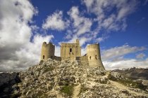 Fortaleza Rocca Calascio, Gran Sasso, Abruzos, Italia, Europa - foto de stock