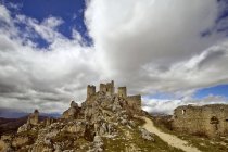 Fortaleza Rocca Calascio, Gran Sasso, Abruzos, Italia, Europa - foto de stock