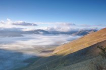 Nebel auf dem pian grande von castelluccio di norcia, landschaft, umbrien, italien, europa — Stockfoto