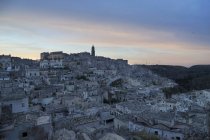 Vista de Matera al atardecer, Basilicata, Italia, Europa - foto de stock