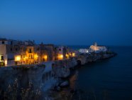 Twinlight vista de Vieste, Gargano, Puglia, Italia, Europa - foto de stock