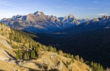 Vue de Falzarego Mountain Pass vers le mont Sorapis, Marmole und Croda da Lago dans les Dolomites. Les Dolomites sont inscrites au patrimoine mondial de l'UNESCO. europe, europe centrale, italie, novembre — Photo de stock