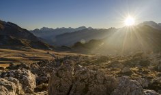 Los Dolomitas cerca de Passo Giau. Vista hacia el suroeste durante la puesta del sol. Los Dolomitas son declarados Patrimonio de la Humanidad por la UNESCO. europa, europa central, italia, noviembre - foto de stock