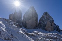 El icónico Drei Zinnen - Tre Cime di Lavaredo en Tirol del Sur Alto Adigio en los Dolomitas, patrimonio de la humanidad de la Unesco. europa, europa central, italia, octubre - foto de stock