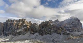 Las montañas Fanes en los Dolomitas. Los Dolomitas son declarados Patrimonio de la Humanidad por la UNESCO. europa, europa central, italia, octubre - foto de stock