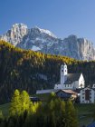 Village Colle San Lucia in Val Fiorentina. La Civetta in the background, an icon of the Dolomites.    The Dolomites of the Veneto are part of the UNESCO world heritage. Europe, Central Europe, Italy, October — Stock Photo