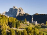 Villaggio Selva di Cadore in Val Fiorentina. Monte Pelmo sullo sfondo, icona delle Dolomiti. Le Dolomiti venete fanno parte del patrimonio mondiale dell'UNESCO. Europa, Europa centrale, Italia, ottobre — Foto stock