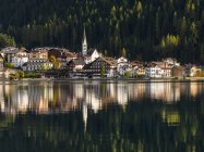 Alleghe Village no Lago di Alleghe, no sopé do monte Civetta, um dos ícones das Dolomitas do Veneto. As Dolomitas do Veneto fazem parte do património mundial da UNESCO. Europa, Europa Central, Itália, outubro — Fotografia de Stock