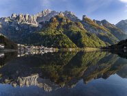 Alleghe Village no Lago di Alleghe, no sopé do monte Civetta, um dos ícones das Dolomitas do Veneto. As Dolomitas do Veneto fazem parte do património mundial da UNESCO. Europa, Europa Central, Itália, outubro — Fotografia de Stock