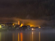 Villaggio Alleghe al Lago di Alleghe ai piedi del monte Civetta, una delle icone delle Dolomiti venete. Le Dolomiti venete fanno parte del patrimonio mondiale dell'UNESCO. Europa, Europa centrale, Italia — Foto stock