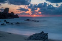 Coucher de soleil sur la plage de Capo Cozzo en Calabre avec le rocher du Lion, Zambrone, Calabre, Italie — Photo de stock