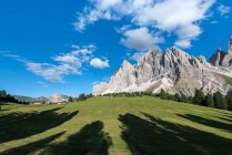 The peaks of the Odle / Geislerspitzen in the evening, Funes Valley, Dolomites, Trentino-Alto Adige, Italy — стоковое фото