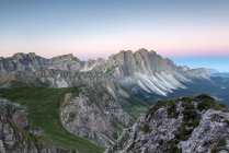 Blue hour over the Odle, Odle di Eores, Funes Valley, Puez Odle natural park, Alto Adige, Itália — Fotografia de Stock