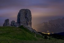 Noche de luna llena en los picos de Cinque Torri, Dolomitas, Veneto, Italia - foto de stock