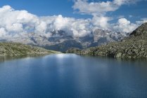 Lago Serodoli com o grupo de montanha Brenta, Madonna di Campiglio, Trentino-Alto Adige, Itália — Fotografia de Stock