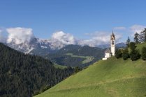 The Church of Santa Barbara in La Val with the Puez mountain Group in the background, La Val/Wengen, Dolomites, Trentino-Alto Adige, Italy — Stock Photo