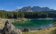 El lago Carezza / Karersee y los pinchos de Latemar, Carezza, Dolomitas, Trentino-Alto Adigio, Italia - foto de stock
