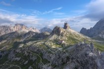 El refugio Locatelli y la cumbre de Torre di Toblin, Tre cime di Lavaredo paseo, Dolomitas, Alpes orientales, Trentino-Alto Adigio, Italia - foto de stock